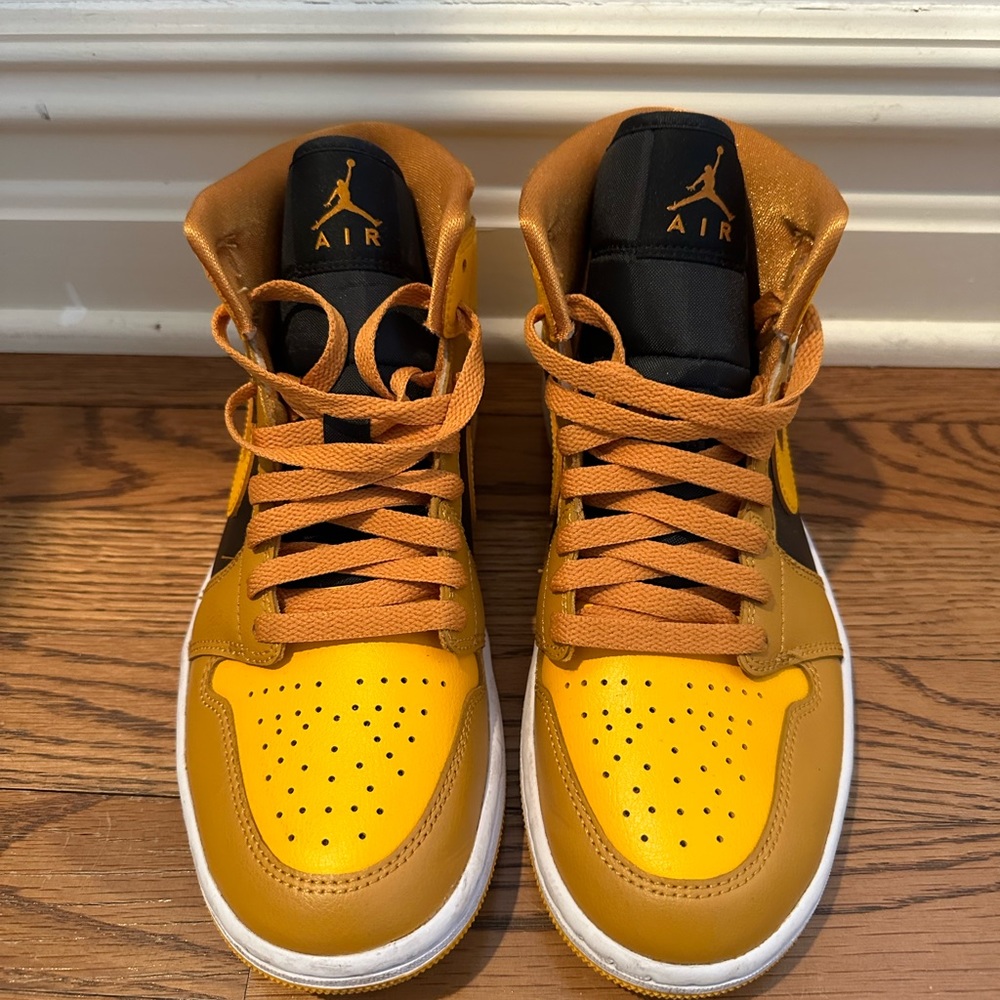 WMNS AIR JORDAN 1 MID “Chutney”